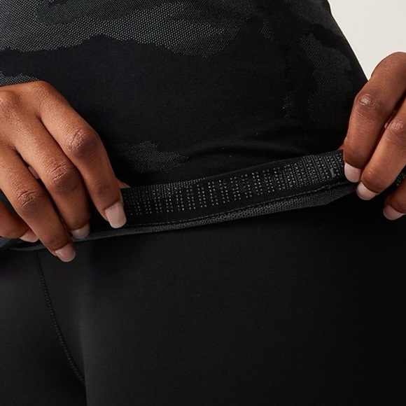 NWOT Athleta Black Camo Momentum Tank Top - Picture 6 of 7